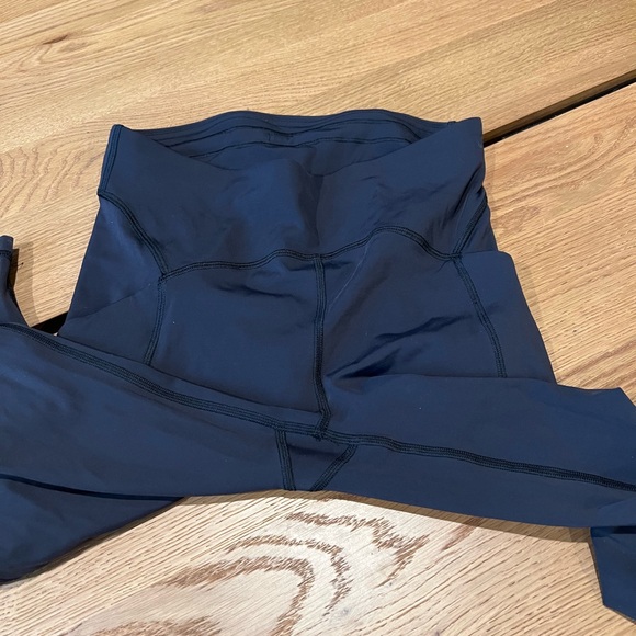 Fast and Free High-Rise Leggings with Pockets - Picture 3 of 4